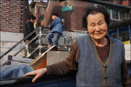 성북2동 23살 때 마을로 건너와 60년이 넘도록 살고 있다는 하수남(79) 할머니. 낯선 이에 대한 경계심 없이 살아온 이야기를 털어 놓았다.