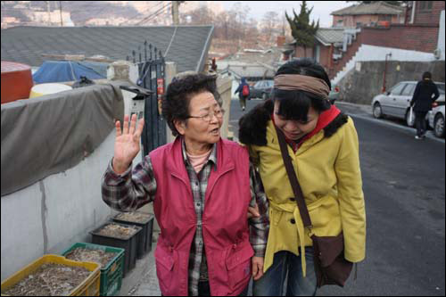 성북2동 김상림 (79) 할머니와 함께 할머니 댁으로 가는 길. 