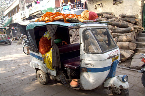 인도의 대중 교통 수단인 '오토릭샤' 위에 사체를 싣고 강가강으로 운반한다.
