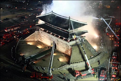 작년 2월 10일 밤 서울 숭례문에서 화재가 발생해 긴급 출동한 소방대원들이 화재를 진압하고 있다.