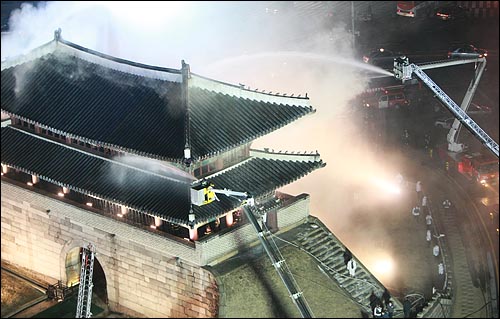 10일 밤 서울 숭례문에서 화재가 발생해 긴급 출동한 소방대원들이 화재를 진압하고 있다.