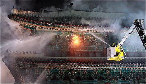10일 밤 서울 숭례문에서 화재가 발생해 긴급 출동한 소방대원들이 진화 작업을 하고 있다.