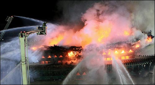 10일 밤 서울 숭례문에서 화재가 발생해 긴급 출동한 소방대원들이 진화 작업을 하고 있다.