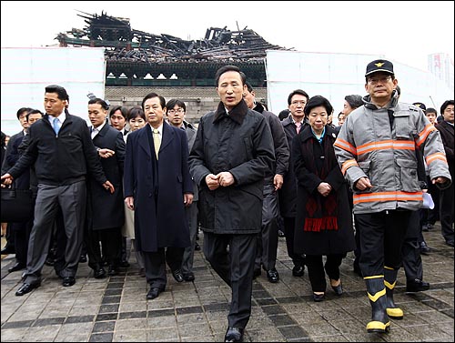 이명박 당시 대통령 당선인과 인수위원들이 지난 2008년 2월 11일 오전 서울 숭례문 화재 현장을 둘러보고 있다.