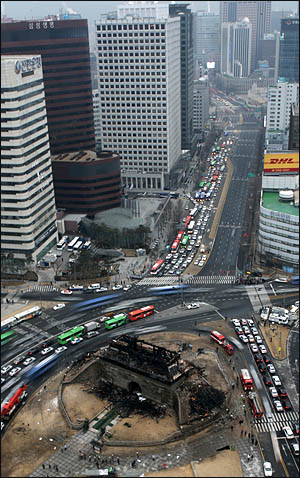 국보 1호인 숭례문에서 방화로 추정되는 큰 불이 나 11일 새벽 1, 2층 누각이 전소된 채 출근하는 시민들을 맞고 있다.