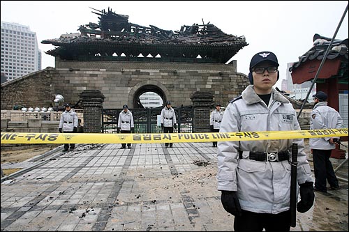 11일 오전, 화재로 인해 전소된 서울 남대문로 숭례문 주변에 경찰이 폴리스 라인을 설치하고 통제하고 있다. 