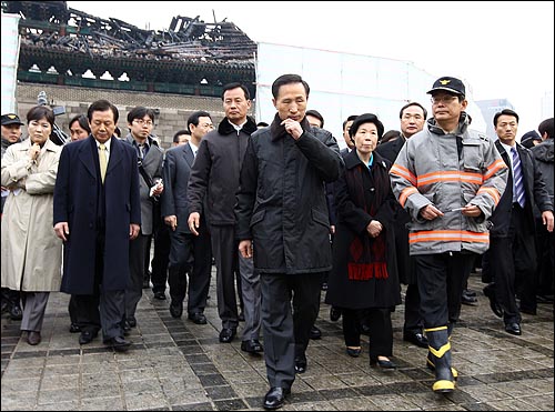 이명박 대통령 당선자 시절인 지난 2월 11일 오전 서울 숭례문 화재현장을 방문해 둘러보고 있다.
