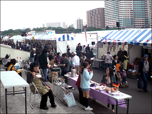 무지개모임이 지역 구청 주최의 행사장에서 한국문화를 알리는 먹거리잔치를 하고 있다.