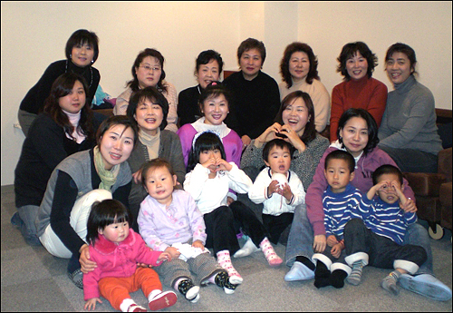 일본 도쿄에서 모이고 있는 무지개 모임 회원들이 활짝 웃고 있다. 뒷줄 오른쪽 맨끝이 조영숙 회장