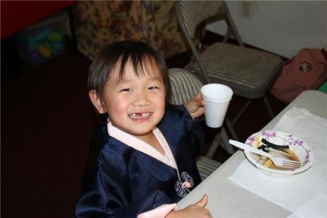 떡국을 맛있게 먹는 한국학교 유치부 학생의 모습