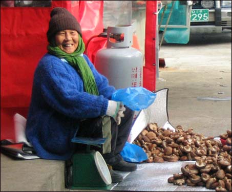 버섯 파는 할머니  버섯파는 할머니 얼굴이 밝아 보입니다.