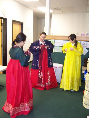 입양아인 아영씨도 중국인 선아 씨도 옷고름 매는 법을 열심히 배우고 있다.