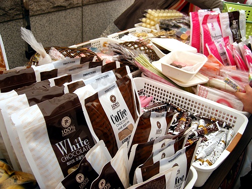 소매상에서 초콜릿을 가판대 위에 올려놓기까지는 약 2달이 걸린다.