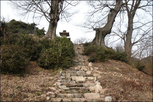 3층석탑과 석수가 있는 언덕으로 오르는 길.