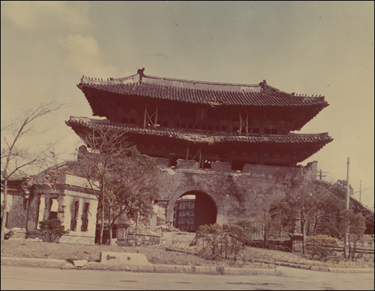 1951년 3월 20일, 한국전쟁 중 두 차례나 북한군에게 수도를 빼앗겨 서울의 상징 숭례문은 전화(戰禍)를 입었지만 그래도 본채는 굳건하게 버티고 있다.