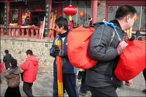  저 붉은 보따리 안에 조상에게 드릴 '지전'이 들어있다. 