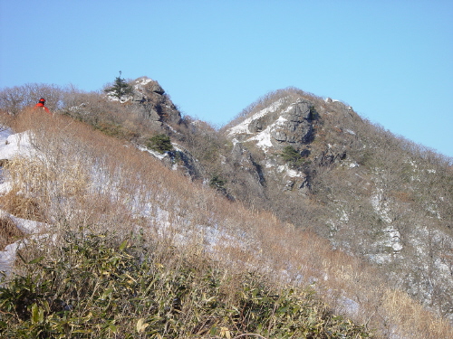  덕유산 주릉의 낮은 바위암봉