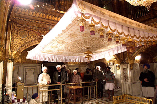 인도 시크교도의 성지 암리차르의 황금사원 내부