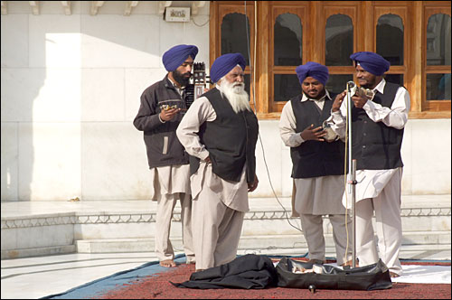 인도 시크교도의 성지 암리차르의 황금사원에서 노래하는 사람들
