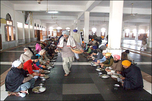 인도 시크교도의 성지 암리차르의 황금사원 참배객들에게 제공하는 무료식사