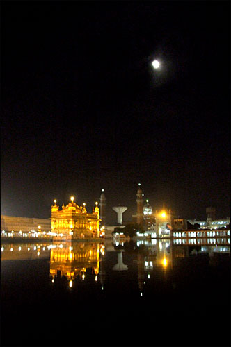 인도 시크교도의 성지 암리차르의 황금사원의 달빛
