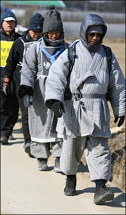 '생명의 강을 모시는 사람들' 100일 도보순례에 참여하고 있는 수경스님(오른쪽)이 지난 2월 14일 경기도 김포시 들판을 지나고 있다.