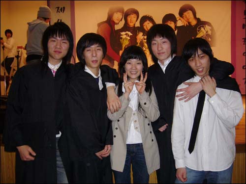 '도시 속 작은학교' 제 4기 졸업생 다섯 명. (왼쪽부터) 박민, 이재교, 권윤진, 한동희, 홍낙현 