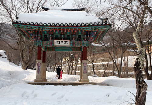 건봉사 불이문 일제 강점기인 1920년에 세워졌다.왜적의 침략을 물리친 승병의 발상지에  어울리지 않는다는 생각이 든다. 80여년전에 신축된 것이 문화재로서 가치가 있을까?