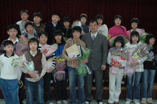 김기성 담임선생님과 함께 한 마지막 졸업사진