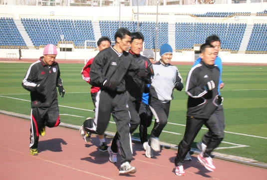 근지구력 테스트  15일 오후 서울 목동종합운동장에서 열린 2008 프로축구 전임심판들의 체력테스트. 바람이 심하게 불고 기온도 영하였지만 뜨거운 땀이 추위를 물러가게 했다.  