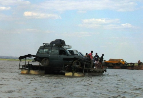 차량과 사람을 실어나르는 치리비히나 강의 거룻배