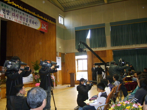 각 방송사,신문사의 취재열기가 대단했다.