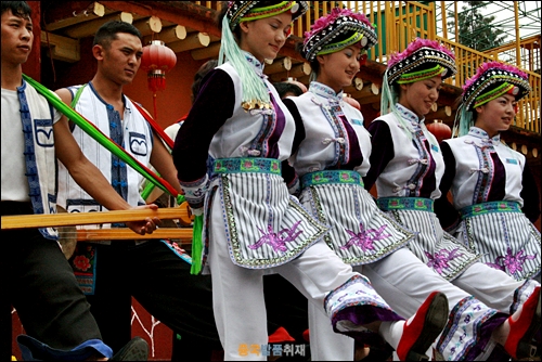 쿤밍을 근거지로 살아온 이족들의 공연이 소수민족촌에서 열리고 있다