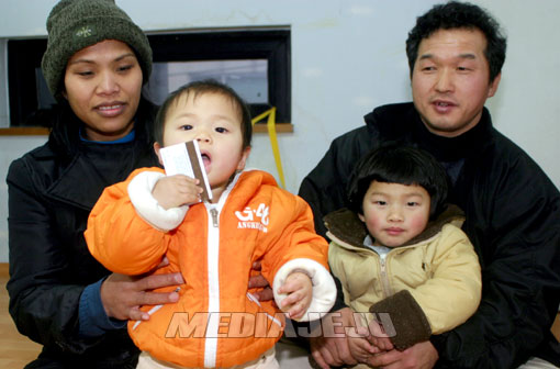 사랑암사오와파(왼쪽)씨네 가족과 이야기를 나눴다. 남편 김형진씨와 딸 소피아(왼쪽 아래), 아들 민국이. 