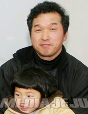 남편 김형진씨가 아들 민국이를 안고 있다. 