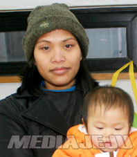  태국 출신 사랑암사오와파씨가 딸 소피아를 안고 있다.