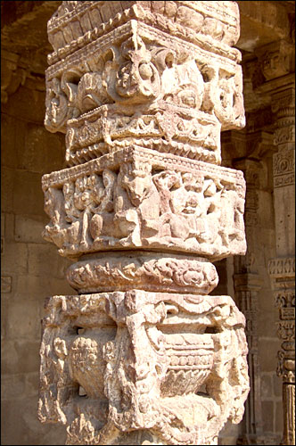 인도 델리에 있는 꾸뜹미나르 사원의 기둥 모습