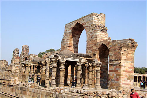 인도 델리 꾸뜹미나르에 있는 파괴된 이슬람 사원들