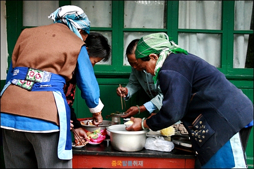창산 초입의 사원 깐통쓰에서 불공 드릴 음식을 준비하는 모습