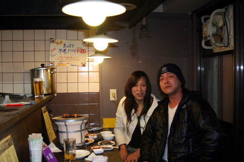 재일교포 3세인 라쿠태와 일본인 여자친구가 대구 막걸리를 마시고 있다