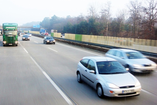프랑크푸르트에서 하이델베르크로 향하는 고속도로(아우토반)에서 승용차들이 질주하고 있다.