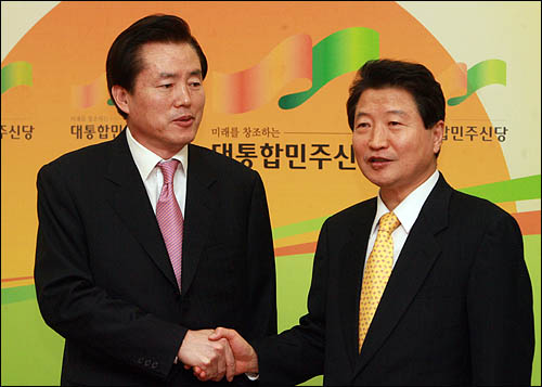김효석 통합민주당 원내대표와 안상수 한나라당 원내대표는 18일 오후 1시 국회 통합민주당 원내대표실에서 만나 정부조직개편에 대한 막판 협상을 벌였다.