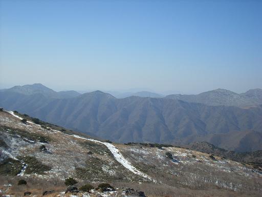 영축산 정상에서 내려오면서... 제약산이 보인다...