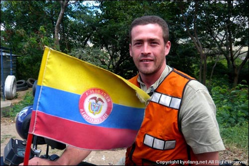 콜롬비아 국기를 선물해준 Javier(2007.8.17).