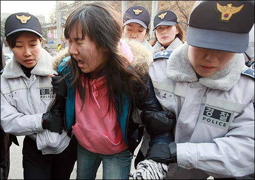  전국 대학생 교육대책위 학생들이 18일 오후 서울 삼청동 대통령직 인수위 앞에서 등록금 인상에 반대하며 이명박 당선인과의 면담을 요구하는 시위를 벌이다 경찰들에게 연행되고 있다.