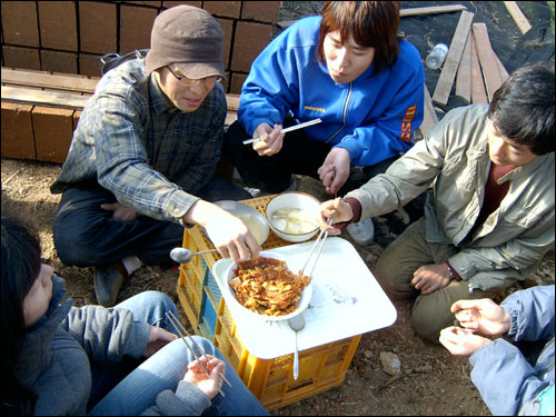  셋째 날 오후 새참으로 먹은 김치전과 오뎅국 꿀맛이었다