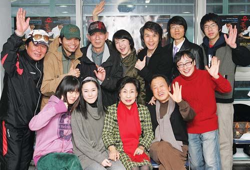 연습실에서 만난 출연 배우와 스테프들. 앞줄 가운데가 김경애 대표, 뒷줄 왼쪽에서 세번째가 김도훈 연출가.