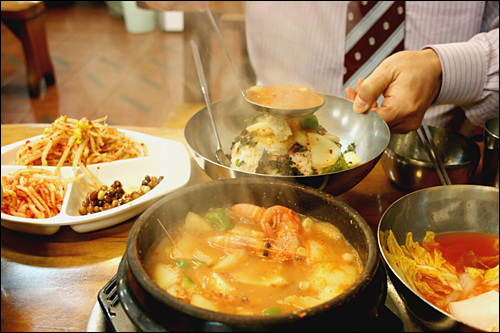  비빔밥의 맛을 부드럽게 하기 위해 된장국을 조금 넣어주면 부드럽게 잘 비벼진다. 