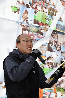  김종인 전국운수산업노조 위원장이 운하 건설에 대한 운수노동자들의 입장을 밝히고 있다.