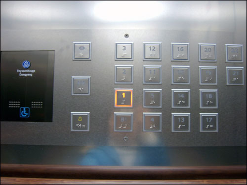 엘리베이터 안의 점자 표기 버튼